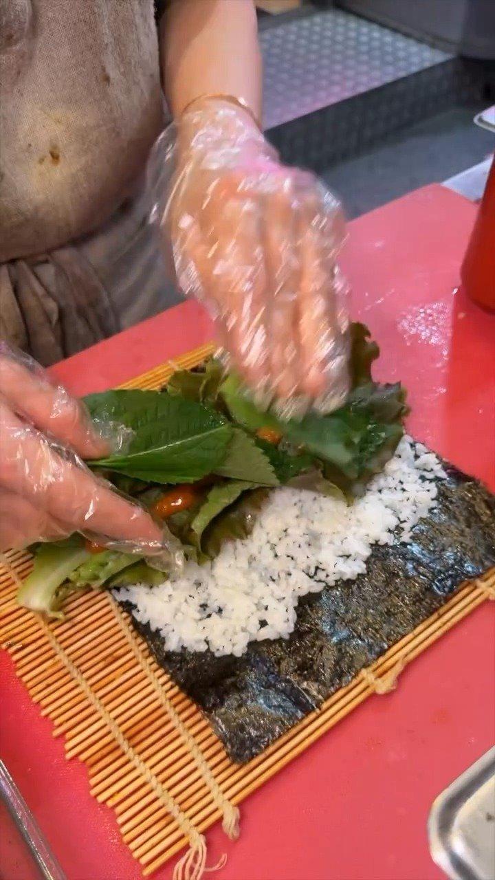 정육식당에서 만드는 삼겹살 김밥주문하면 철판 위에서 삼겹살을 구운 뒤토치로 불향을 입혀주시는데요상추 등 쌈 채소와 삼겹살을 넣고김밥으로 돌돌 말아주십니다느끼하지 않고 담백해.mp4_20261009_121354.326.jpg