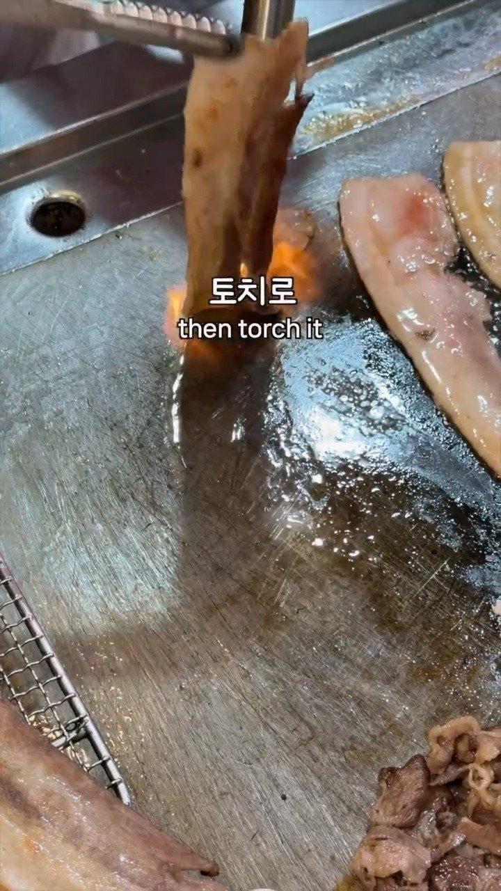 정육식당에서 만드는 삼겹살 김밥주문하면 철판 위에서 삼겹살을 구운 뒤토치로 불향을 입혀주시는데요상추 등 쌈 채소와 삼겹살을 넣고김밥으로 돌돌 말아주십니다느끼하지 않고 담백해.mp4_20261009_121339.862.jpg