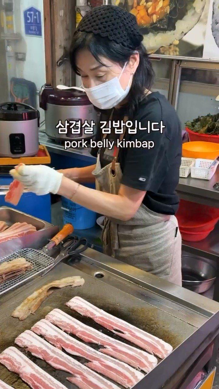 정육식당에서 만드는 삼겹살 김밥주문하면 철판 위에서 삼겹살을 구운 뒤토치로 불향을 입혀주시는데요상추 등 쌈 채소와 삼겹살을 넣고김밥으로 돌돌 말아주십니다느끼하지 않고 담백해.mp4_20261009_121326.910.jpg