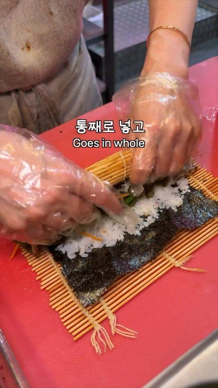 정육식당에서 만드는 삼겹살 김밥주문하면 철판 위에서 삼겹살을 구운 뒤토치로 불향을 입혀주시는데요상추 등 쌈 채소와 삼겹살을 넣고김밥으로 돌돌 말아주십니다느끼하지 않고 담백해.mp4_20261009_121419.390.jpg