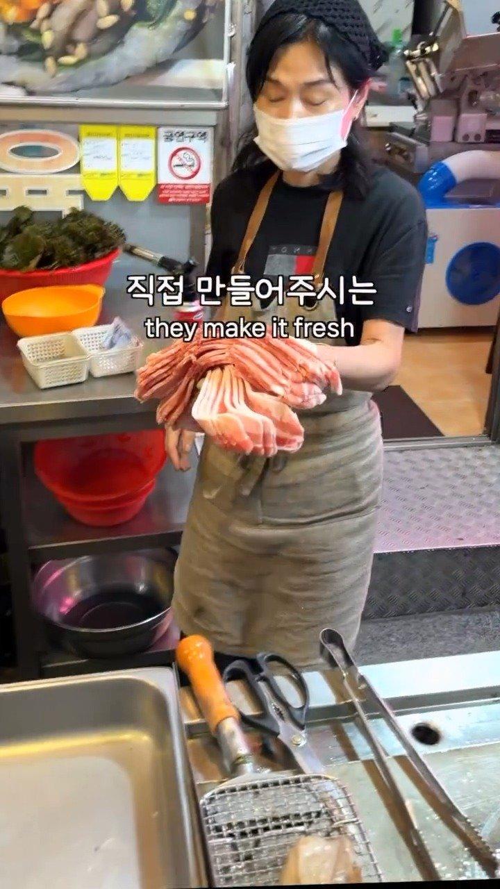 정육식당에서 만드는 삼겹살 김밥주문하면 철판 위에서 삼겹살을 구운 뒤토치로 불향을 입혀주시는데요상추 등 쌈 채소와 삼겹살을 넣고김밥으로 돌돌 말아주십니다느끼하지 않고 담백해.mp4_20261009_121320.398.jpg
