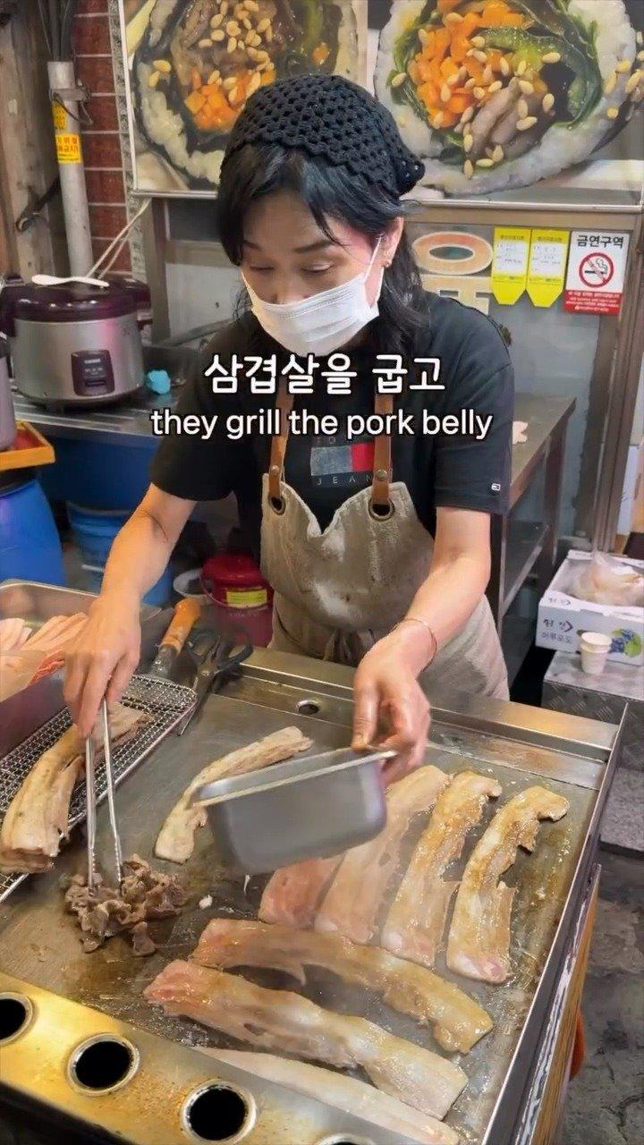정육식당에서 만드는 삼겹살 김밥주문하면 철판 위에서 삼겹살을 구운 뒤토치로 불향을 입혀주시는데요상추 등 쌈 채소와 삼겹살을 넣고김밥으로 돌돌 말아주십니다느끼하지 않고 담백해.mp4_20261009_121336.334.jpg
