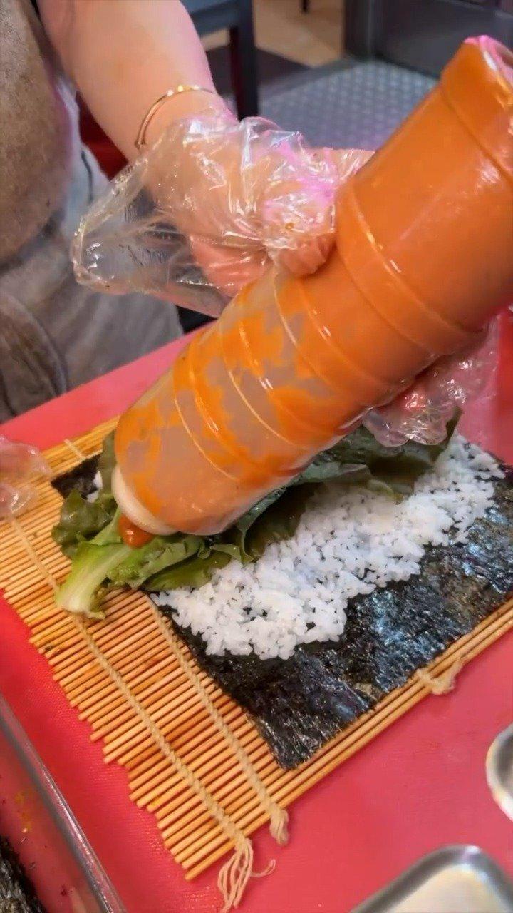 정육식당에서 만드는 삼겹살 김밥주문하면 철판 위에서 삼겹살을 구운 뒤토치로 불향을 입혀주시는데요상추 등 쌈 채소와 삼겹살을 넣고김밥으로 돌돌 말아주십니다느끼하지 않고 담백해.mp4_20261009_121352.326.jpg
