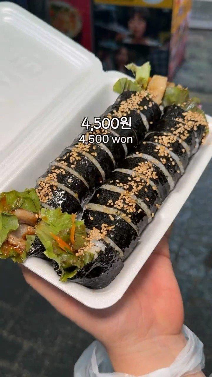 정육식당에서 만드는 삼겹살 김밥주문하면 철판 위에서 삼겹살을 구운 뒤토치로 불향을 입혀주시는데요상추 등 쌈 채소와 삼겹살을 넣고김밥으로 돌돌 말아주십니다느끼하지 않고 담백해.mp4_20261009_121457.133.jpg