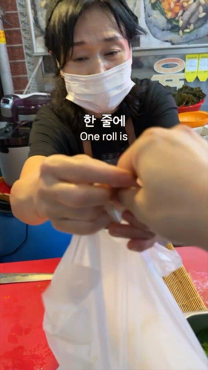 정육식당에서 만드는 삼겹살 김밥주문하면 철판 위에서 삼겹살을 구운 뒤토치로 불향을 입혀주시는데요상추 등 쌈 채소와 삼겹살을 넣고김밥으로 돌돌 말아주십니다느끼하지 않고 담백해.mp4_20261009_121437.814.jpg