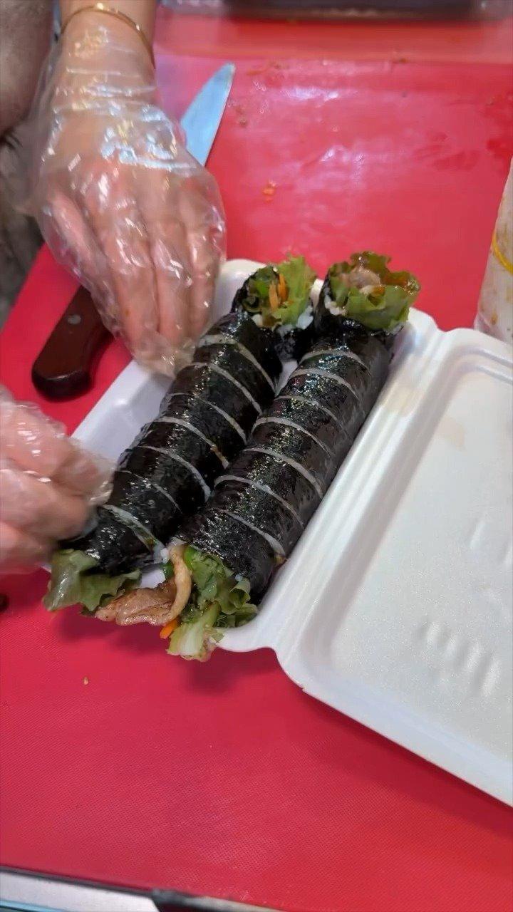 정육식당에서 만드는 삼겹살 김밥주문하면 철판 위에서 삼겹살을 구운 뒤토치로 불향을 입혀주시는데요상추 등 쌈 채소와 삼겹살을 넣고김밥으로 돌돌 말아주십니다느끼하지 않고 담백해.mp4_20261009_121428.101.jpg