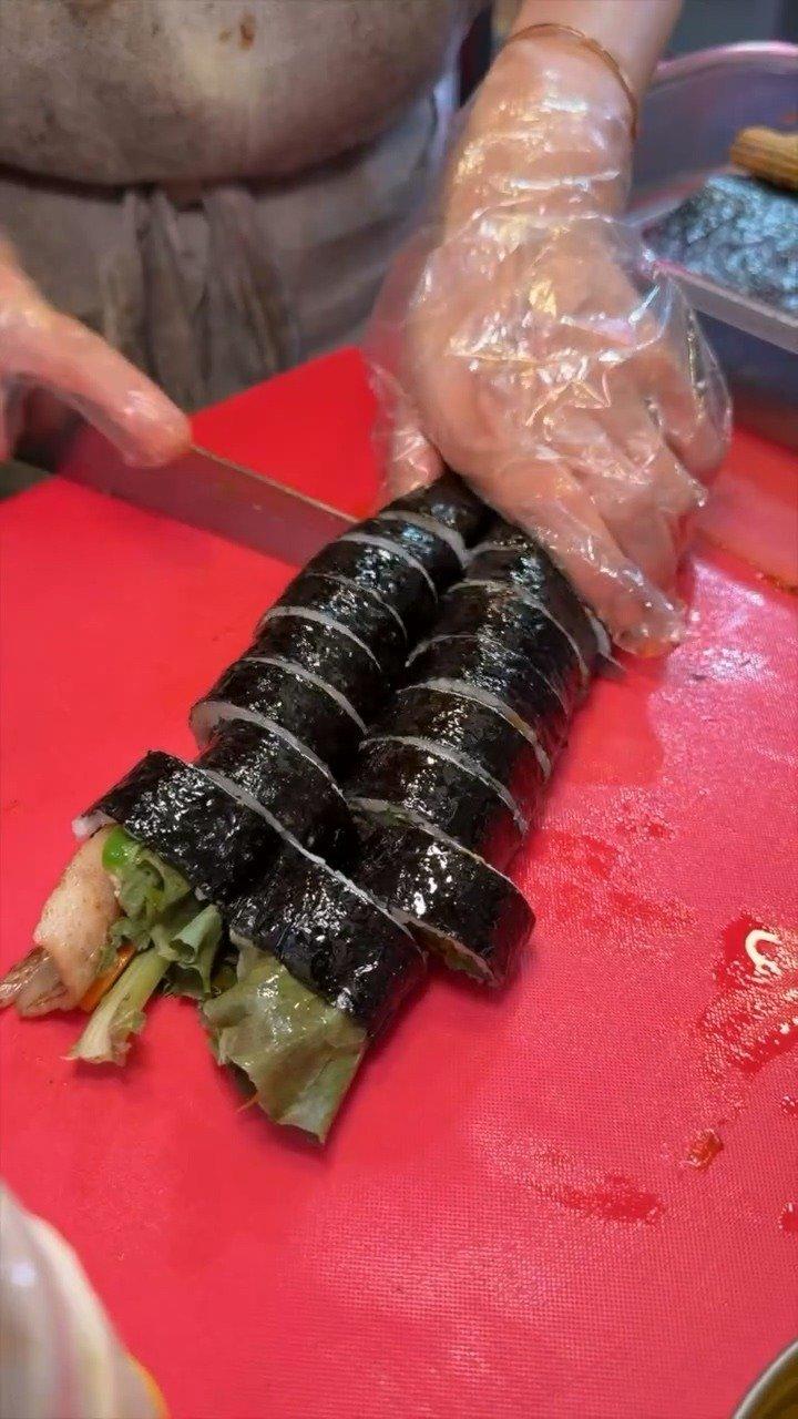정육식당에서 만드는 삼겹살 김밥주문하면 철판 위에서 삼겹살을 구운 뒤토치로 불향을 입혀주시는데요상추 등 쌈 채소와 삼겹살을 넣고김밥으로 돌돌 말아주십니다느끼하지 않고 담백해.mp4_20261009_121425.349.jpg