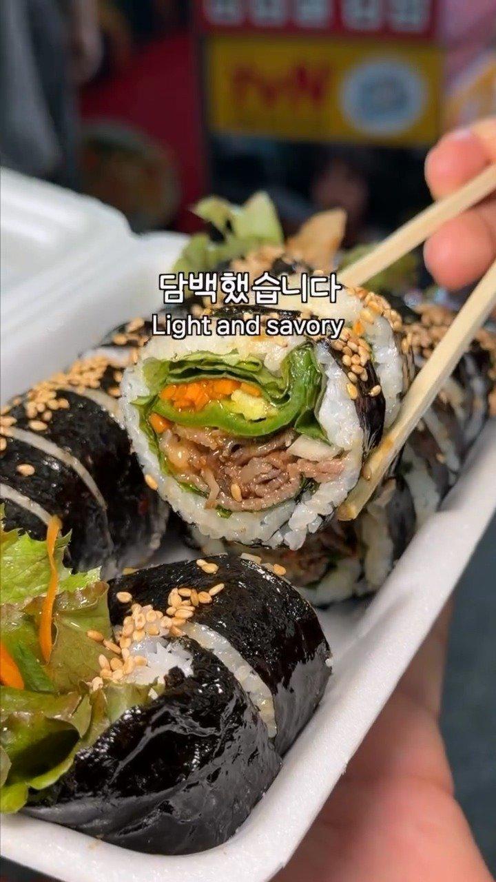 정육식당에서 만드는 삼겹살 김밥주문하면 철판 위에서 삼겹살을 구운 뒤토치로 불향을 입혀주시는데요상추 등 쌈 채소와 삼겹살을 넣고김밥으로 돌돌 말아주십니다느끼하지 않고 담백해.mp4_20261009_121505.813.jpg