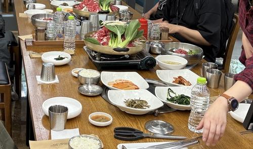 식사 당시 모습 [김관택 씨 제공. 연합뉴스]