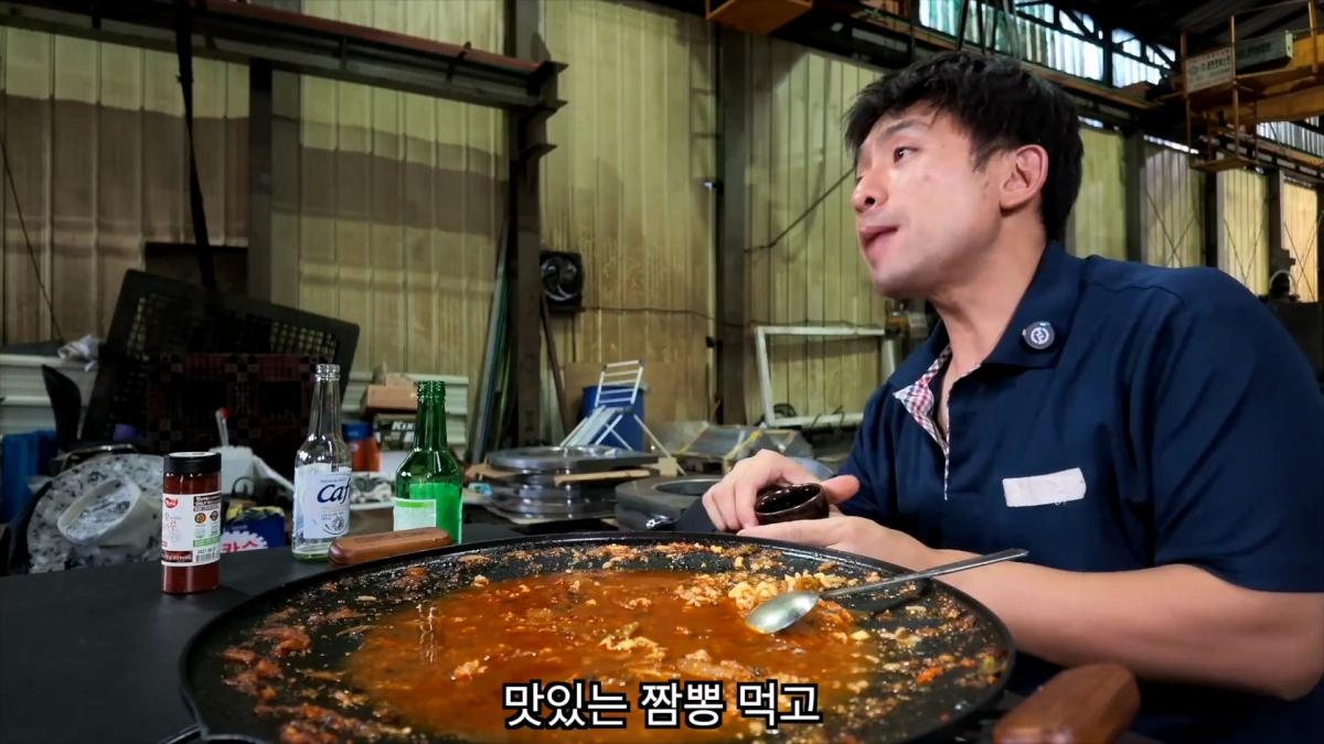 혼자서 출근했습니다, 저녁밥은 진짬뽕에 밥 말아서 얼큰하게._20261022_211250.158.jpg