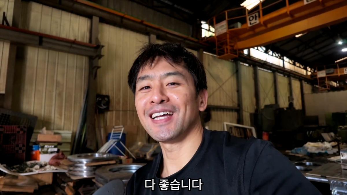 혼자서 출근했습니다, 저녁밥은 진짬뽕에 밥 말아서 얼큰하게._20261022_211440.064.jpg