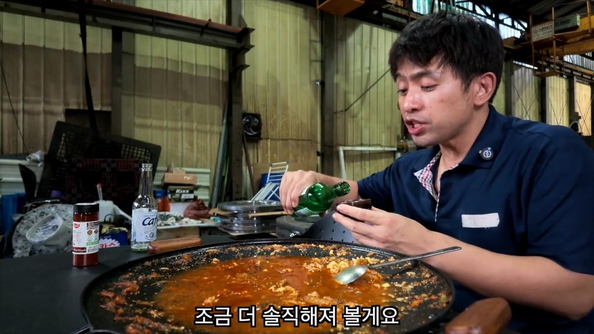 혼자서 출근했습니다, 저녁밥은 진짬뽕에 밥 말아서 얼큰하게._20261022_211252.510.jpg