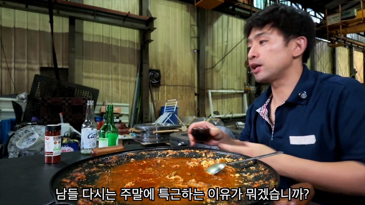 혼자서 출근했습니다, 저녁밥은 진짬뽕에 밥 말아서 얼큰하게._20261022_211257.334.jpg