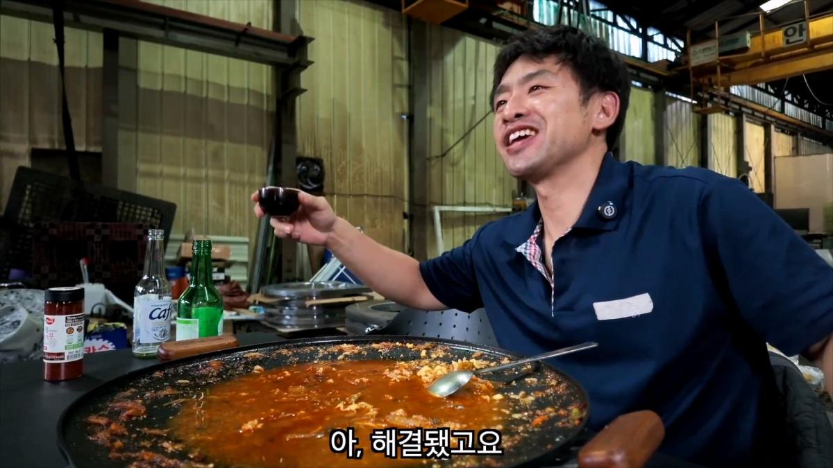 혼자서 출근했습니다, 저녁밥은 진짬뽕에 밥 말아서 얼큰하게._20261022_211311.342.jpg