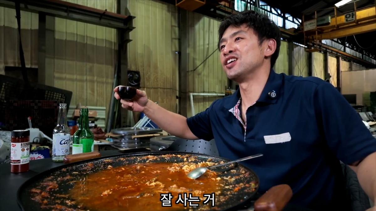 혼자서 출근했습니다, 저녁밥은 진짬뽕에 밥 말아서 얼큰하게._20261022_211313.710.jpg