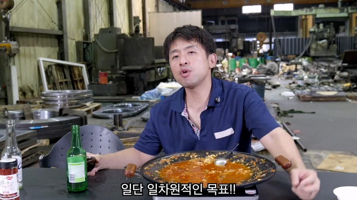 혼자서 출근했습니다, 저녁밥은 진짬뽕에 밥 말아서 얼큰하게._20261022_211305.206.jpg
