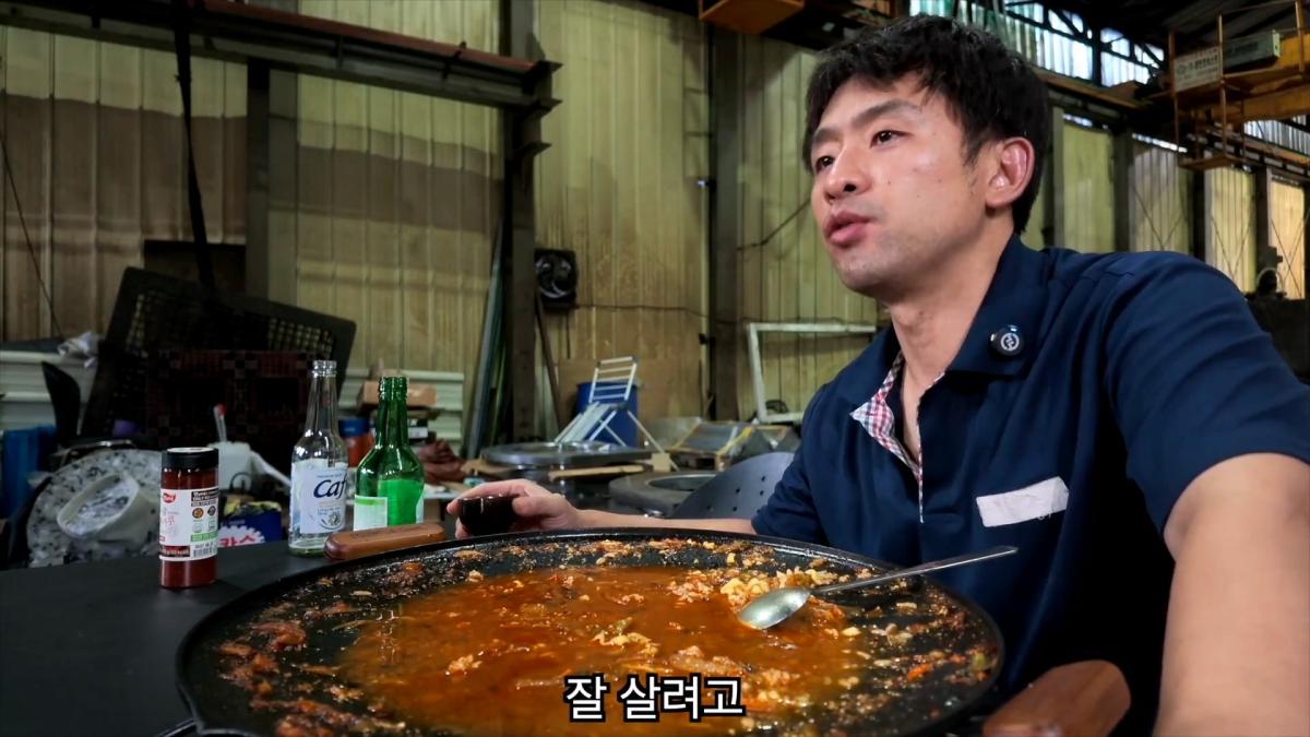 혼자서 출근했습니다, 저녁밥은 진짬뽕에 밥 말아서 얼큰하게._20261022_211303.318.jpg