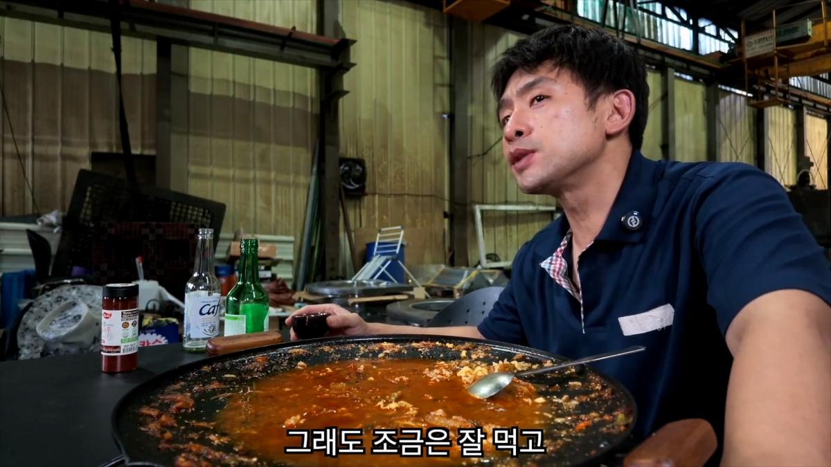 혼자서 출근했습니다, 저녁밥은 진짬뽕에 밥 말아서 얼큰하게._20261022_211301.262.jpg