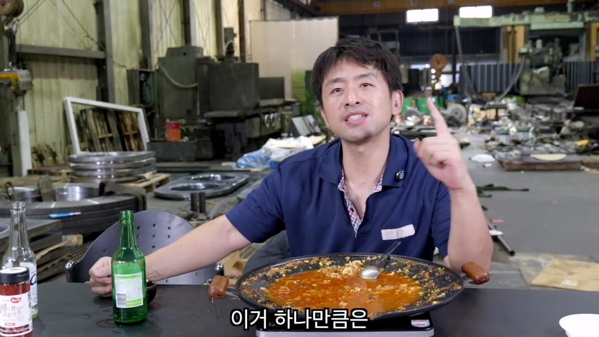 혼자서 출근했습니다, 저녁밥은 진짬뽕에 밥 말아서 얼큰하게._20261022_211338.519.jpg