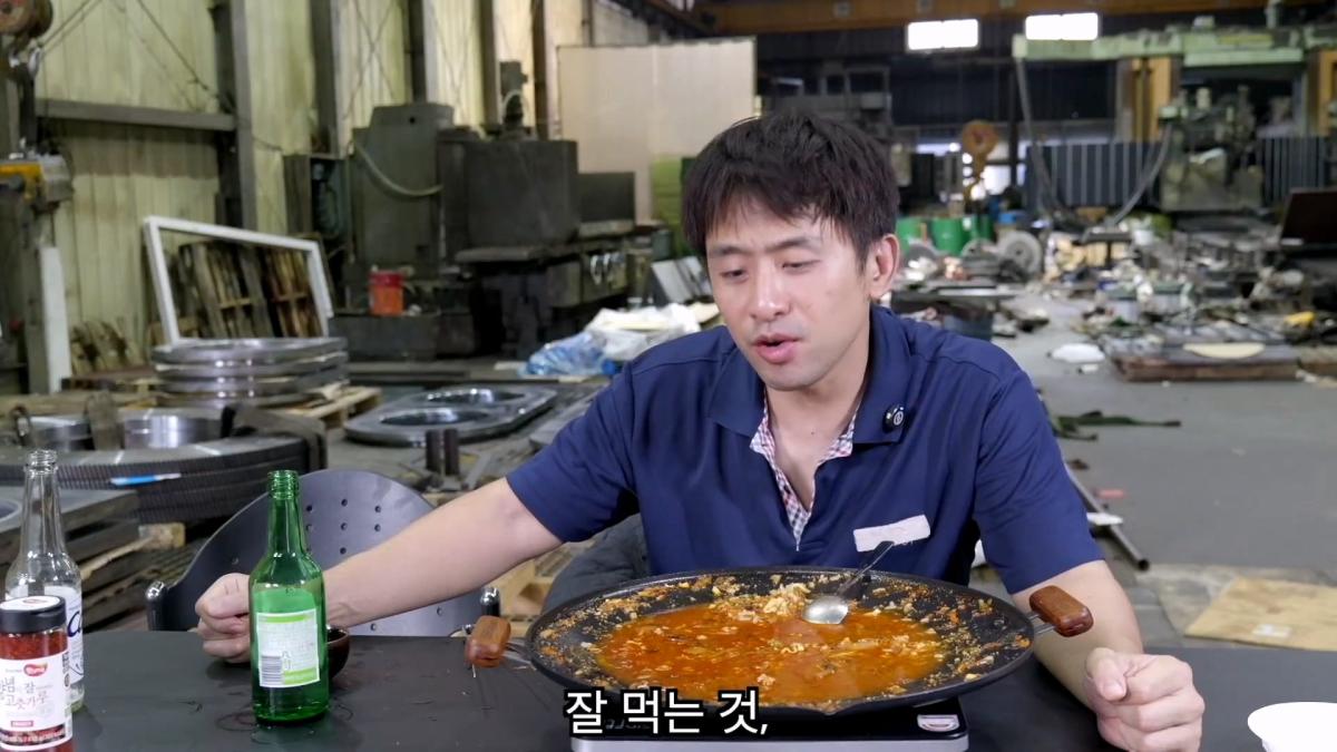 혼자서 출근했습니다, 저녁밥은 진짬뽕에 밥 말아서 얼큰하게._20261022_211336.567.jpg