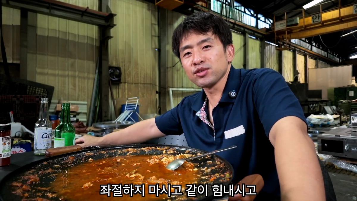 혼자서 출근했습니다, 저녁밥은 진짬뽕에 밥 말아서 얼큰하게._20261022_211348.558.jpg