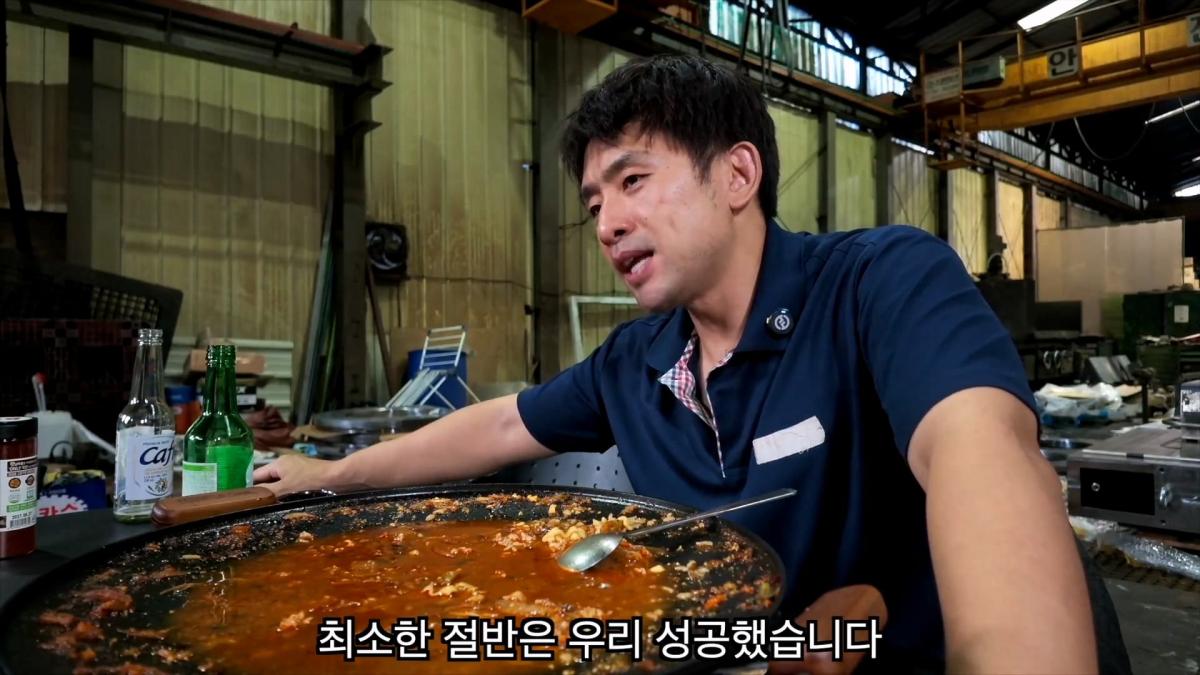 혼자서 출근했습니다, 저녁밥은 진짬뽕에 밥 말아서 얼큰하게._20261022_211345.046.jpg