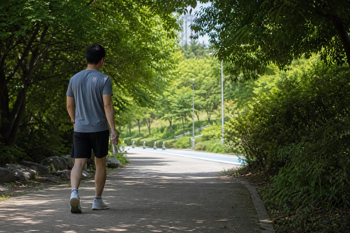 여름철 안전하게 운동하기: 더위 속 운동 강도와 수분 관리 방법