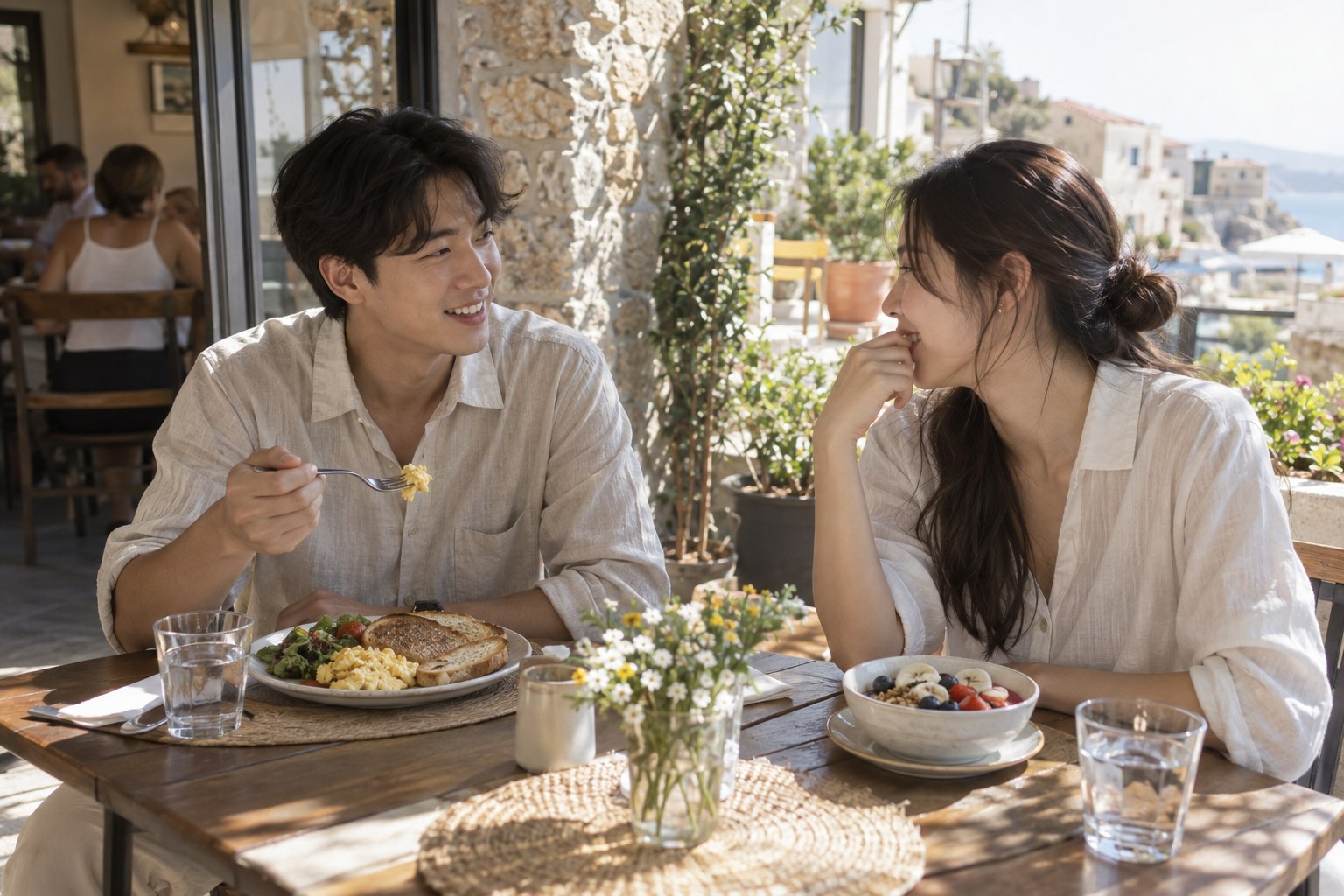 허니문 여행 중 서로 다른 아침 메뉴를 먹으며 대화하는 두 사람
